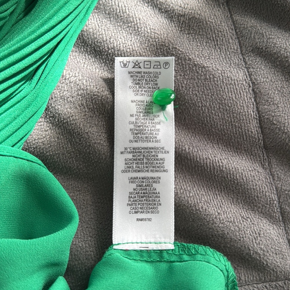 Beautiful green XL pleated top that hangs so nicely! - Picture 4 of 5